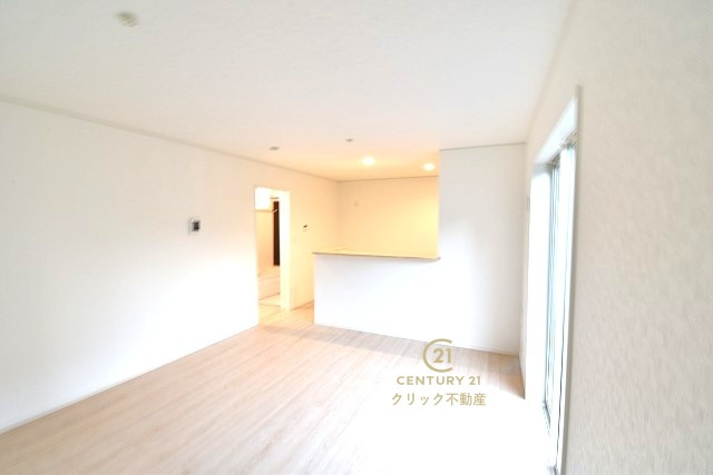 Cradlegarden　 常陸太田市増井町　第1　3の居間・リビング|カーテンやラグの色、質感、選ぶ家具などでお部屋の雰囲気が変わります。お好みのインテリアを楽しみましょう♪白を基調とした内装ですので、あらゆるスタイルが馴染みます。