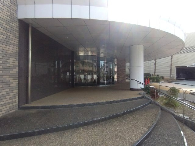 リーデンススクエアザ・シーズ|高級感あふれる石張りのエントランスが住まう方や訪れる方を上品にお迎えします。