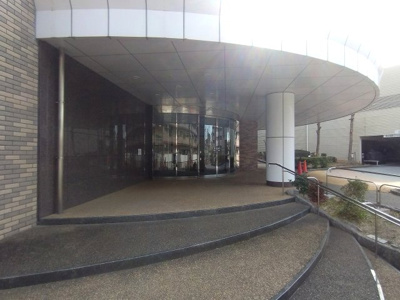  | リーデンススクエアザ・シーズ | 高級感あふれる石張りのエントランスが住まう方や訪れる方を上品にお迎えします。