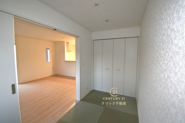 Cradlegarden　 常陸太田市増井町　第1　4の和室|フチなし畳で洋室仕様の和室です。たっぷりの収納スペースは折戸でデザインしました。寒い季節にこたつを置くのもいいですね。