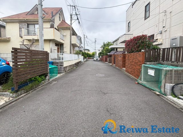 中古戸建　茅ヶ崎市平和町の前面道路含む現地写真