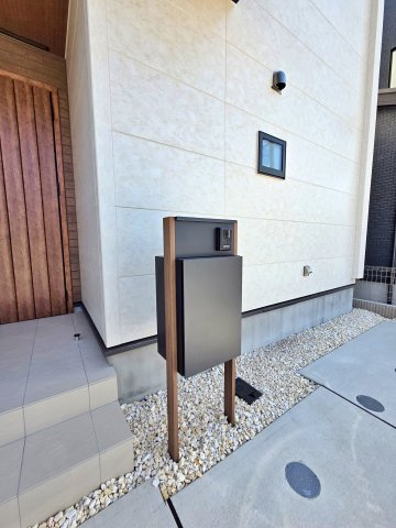 【設備】 | 半田市前田町　4号棟 | 再配達の手間も省けて便利な宅配ボックス付機能門柱