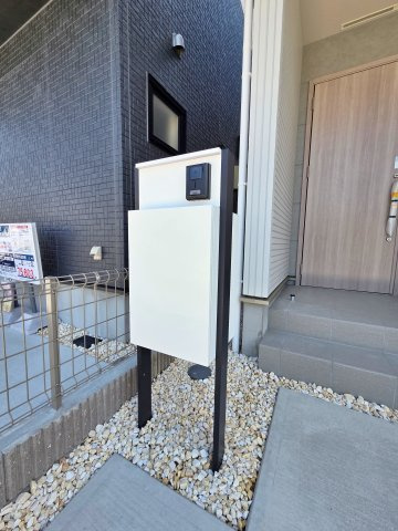 【設備】 | 半田市前田町　2号棟 | 再配達の手間も省けて便利な宅配ボックス付機能門柱