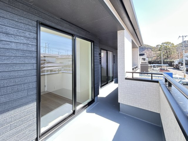 「広々インナーバルコニー」高知市瀬戸東町３丁目6期　3号棟のバルコニー|洗濯物もたっぷり干せる奥行きのあるワイドバルコニー