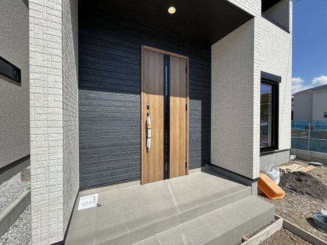 「広々インナーバルコニー」高知市瀬戸東町３丁目6期　3号棟の玄関|スタイリッシュな玄関アプローチ