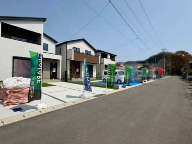 「広々インナーバルコニー」高知市瀬戸東町３丁目6期　3号棟の前面道路含む現地写真|前面道路広々で開放感ある立地