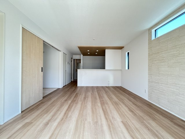 「広々インナーバルコニー」高知市瀬戸東町３丁目6期　3号棟の居間・リビング|開放感あふれる広々LDK