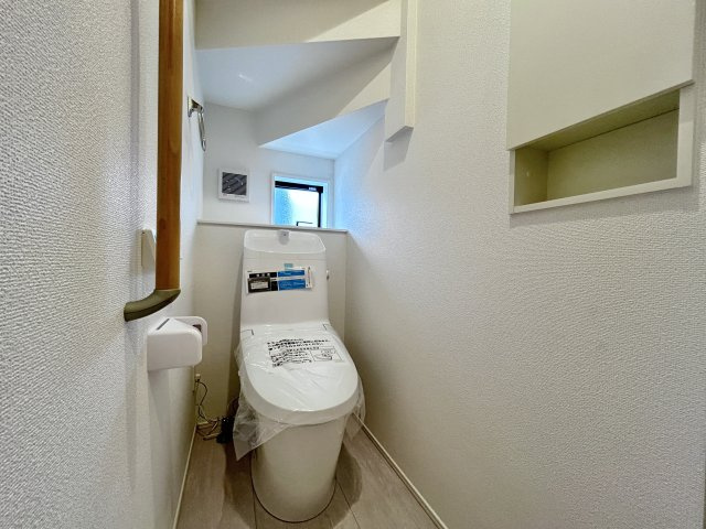 「広々インナーバルコニー」高知市瀬戸東町３丁目6期　3号棟のトイレ|光が差し込む明るいトイレ