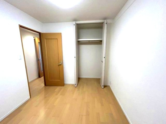 ルネ芦屋親王塚の洋室|機能的なクローゼットは、大切なお洋服をきれいな状態で収納できます！
また、収納ボックスなどを配置して使えば、多様な使い方が出来、収納の幅が広がります！
