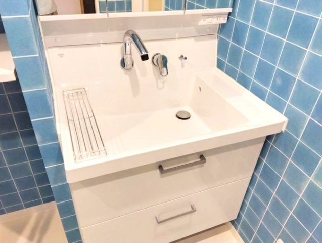 ルネ芦屋親王塚の独立洗面台|一日の始まりの朝、歯磨きをしたりメイクや髪をセットしたり・・・使いやすさが考えられた3面鏡です♪シャワー付水栓で洗面台でのシャンプーや毎日の掃除に大変便利ですね♪

