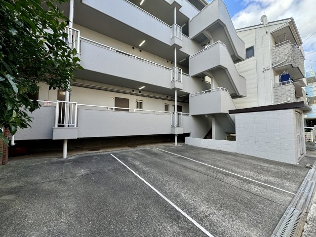 LakiaMaisonAbikoの駐車場