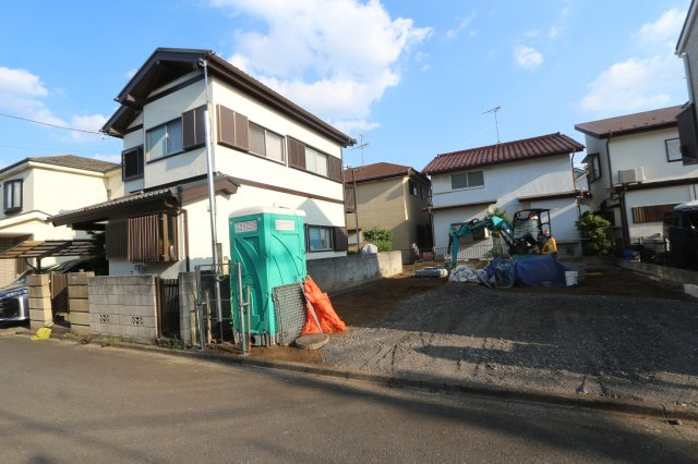 【Excellent Court】 東大和市中央２期の外観|駐車2台可能！急なお客様の駐車に。また、ご家族の自転車スペースとしても大活躍。