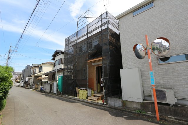 【Excellent Court】 東大和市中央２期の外観|敷地内にはカースペースを2台分確保しており、セカンドカーをお持ちの方も安心。