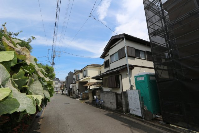【Excellent Court】 東大和市中央２期の外観|1階電動シャッターもあり、防犯面でも安心ですね。
