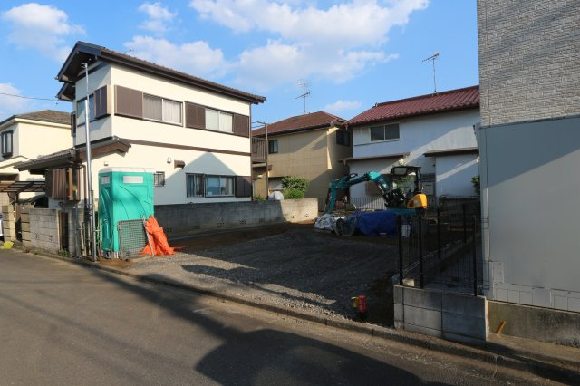 【Excellent Court】 東大和市中央２期の外観|便利な宅配便ボックスをご用意。玄関ドアは電気錠タイプです。