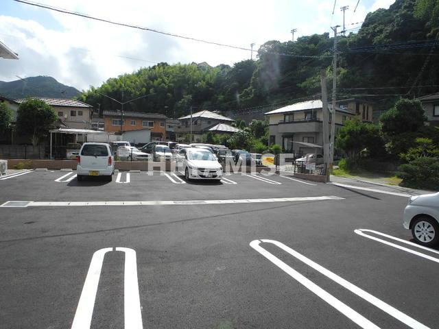 フォーリスト・クルリⅢの駐車場