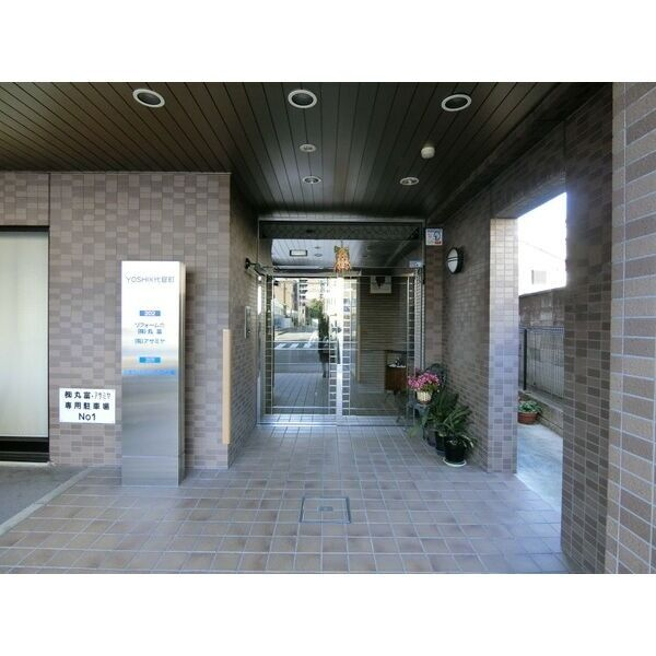YOSHIX代官町のエントランス