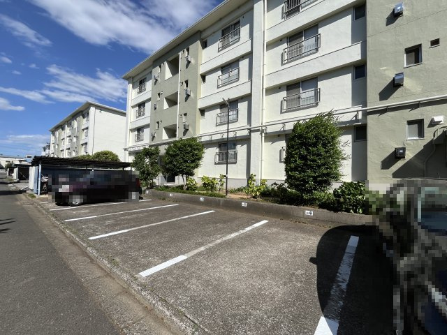 南平野住宅1号棟の駐車場