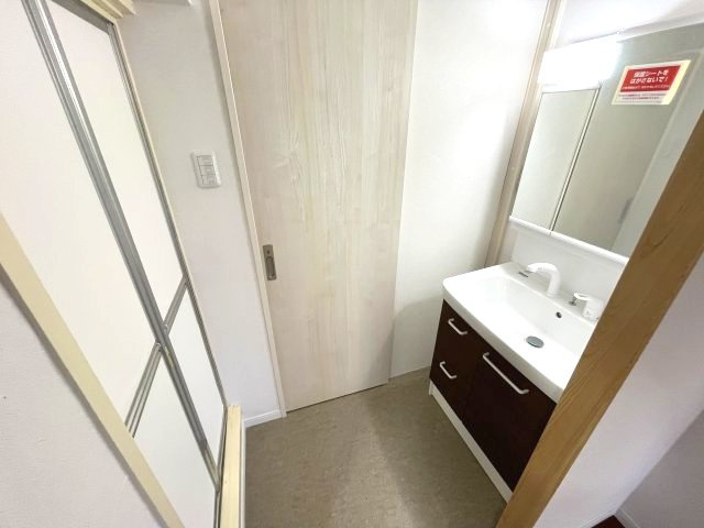 南平野住宅1号棟の独立洗面台|独立洗面台あり、毎朝おしゃれに忙しい女性の方におすすめです