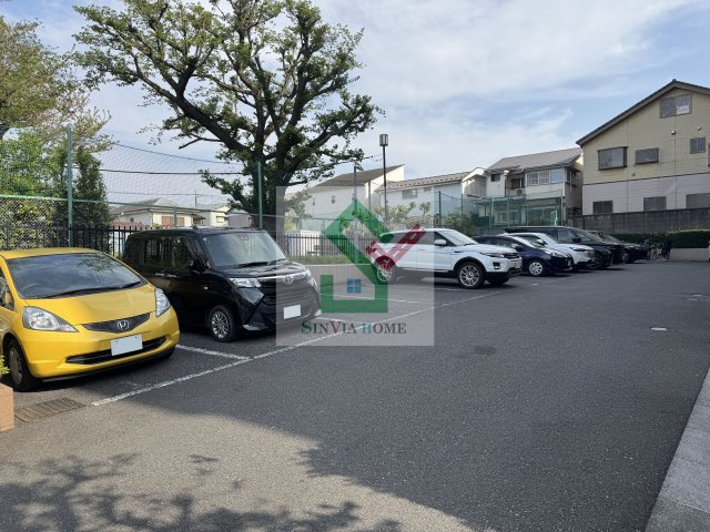 コンフォート栄の駐車場