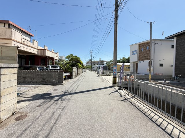 中城村伊集（全2棟）の前面道路含む現地写真|※北側4.8m道路♪