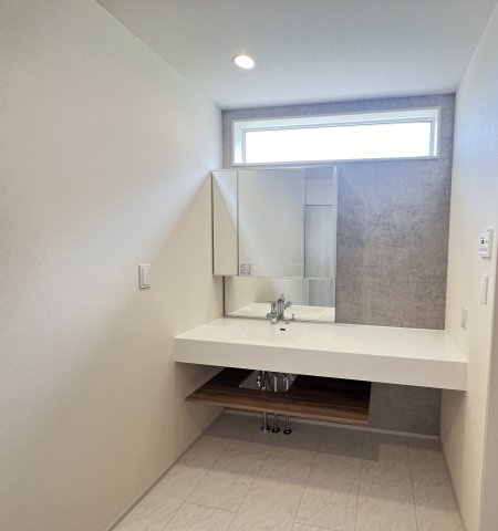 大和高田市曽大根２丁目全1棟の洗面所|カウンター洗面台のオシャレな空間です