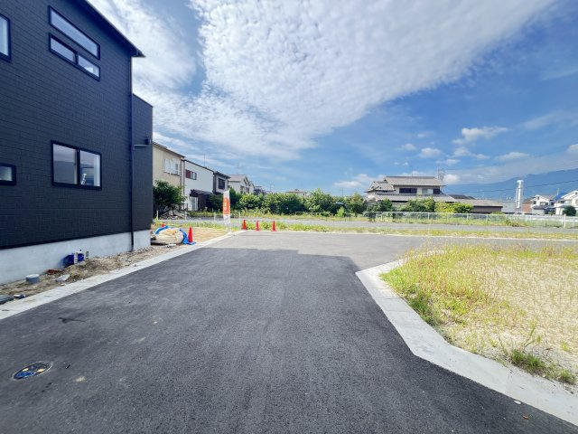 大和高田市曽大根２丁目全1棟の前面道路含む現地写真