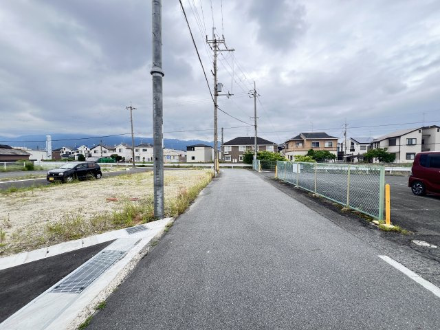 大和高田市曽大根２丁目全1棟の前面道路含む現地写真
