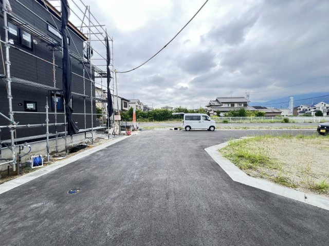 大和高田市曽大根２丁目全1棟の前面道路含む現地写真