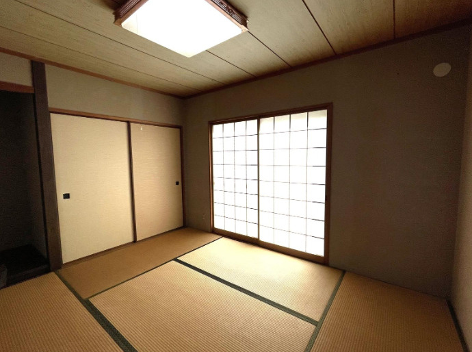 「軽量鉄骨造4LDKS」高知市朝倉己　中古一戸建　の和室|障子からやわらかな光が入る落ち着きある和室。客間やくつろぎスペースとしても活躍します。