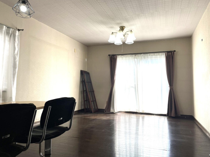 「軽量鉄骨造4LDKS」高知市朝倉己　中古一戸建　の洋室|大きな窓から自然光が差し込む明るい洋室。主寝室や子ども部屋にもおすすめです♪
