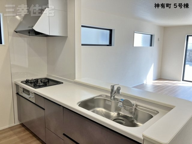 碧南市神有町5号棟のキッチン|家族の距離が縮まる対面式システムキッチン。キッチンを中心に笑顔と会話がはずむ開放的なスタイルです♪