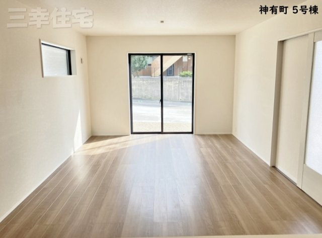 碧南市神有町5号棟の居間・リビング|南向きのリビング。日当良好♪日当りはお金で購入できない価値があります