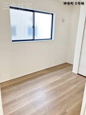 碧南市神有町5号棟の洋室|1階の洋室4.4帖。ものが多くサービスルームが欲しい方にも嬉しい5LDK