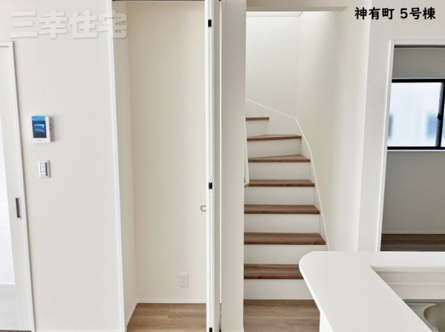 碧南市神有町5号棟の設備|キッチンにある収納です！リビングイン階段はリビングが中心になるお住まいです
