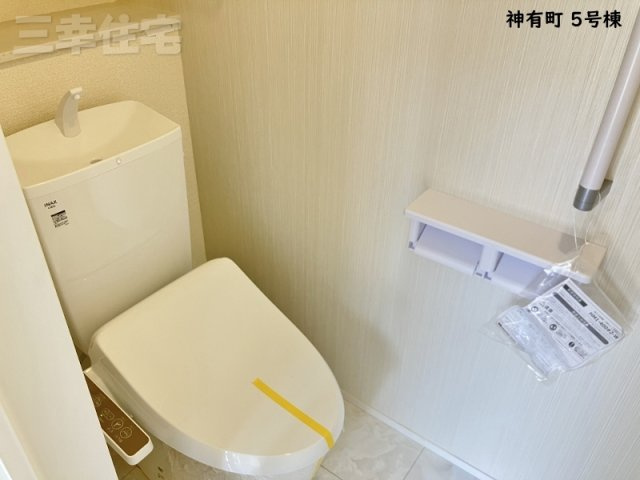 碧南市神有町5号棟のトイレ|1階2階に洗浄便座を標準装備しています。水量は従来品より約60%カットされていて経済的です