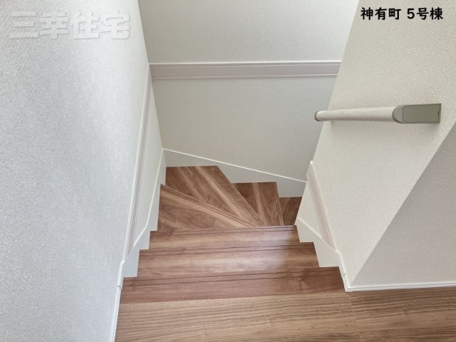 碧南市神有町5号棟の設備|階段やトイレには手すりがあります。転落の防止や体への負担を軽減します♪