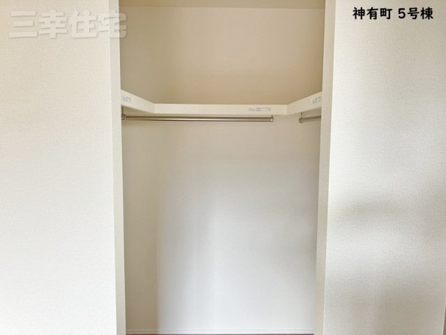 碧南市神有町5号棟の収納|2F主寝室には大容量のウォークインクローゼットがあります。豊富な収納も魅力の1つです。
