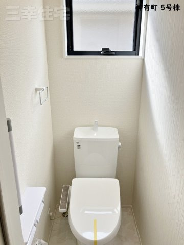 碧南市神有町5号棟のトイレ|2階のシャワートイレも少ない水でパワフルな洗浄力を実現しています。 環境にやさしく、経済的です