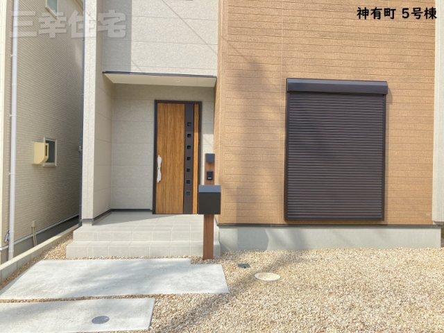 碧南市神有町5号棟の玄関|玄関の鍵はスマートキー、１階リビングにはシャッターも付いていて防犯対策も安心ですね