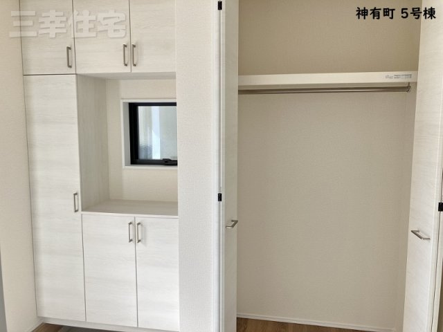 碧南市神有町5号棟の収納|玄関の収納は大容量です。お好きな高さに調節できる可動棚、ブーツの収納もラクラクです♪ご家族全員でご利用できるファミリークローク