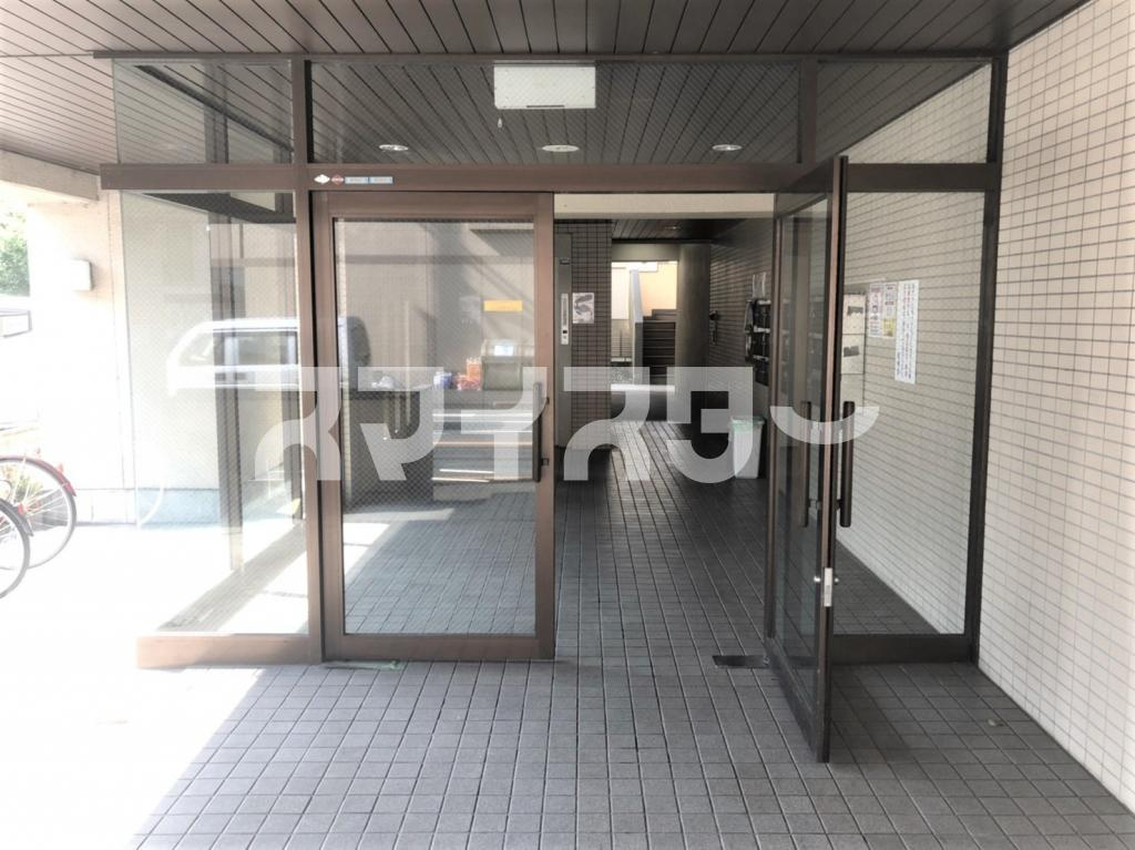 青梅市東青梅３丁目の賃貸マンションのエントランス