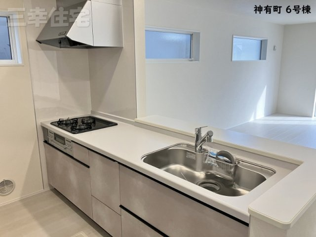 碧南市神有町6号棟のキッチン|リビングを見渡せる対面式キッチン。ご家族との距離が近くなりますね♪浄水器ついています