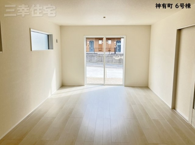 碧南市神有町6号棟の居間・リビング|広いリビング18.2帖。明るい日差しが差込みます！