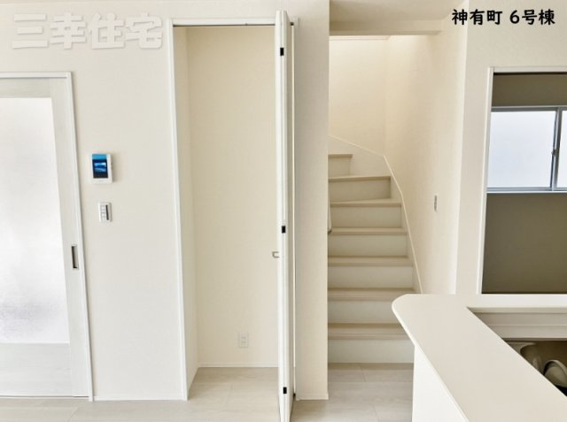 碧南市神有町6号棟の設備|キッチンにある収納は、食材ストックに困りません。リビングイン階段は、リビングを通って階段に行く、お顔を見て「おかえり」を伝えられる間取りです
