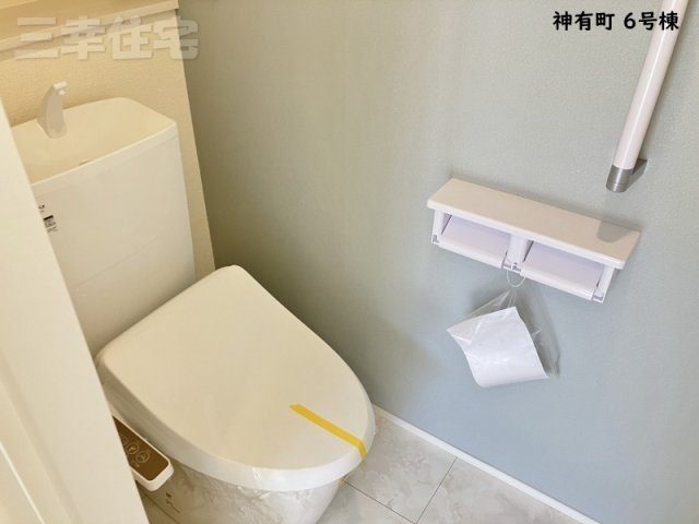 碧南市神有町6号棟のトイレ|トイレは、1階2階共に洗浄便座を標準装備しています。水量は従来品より約60%カットされていますが、少ない水でもパワフルな洗浄力を実現しています。環境にやさしく、経済的です。