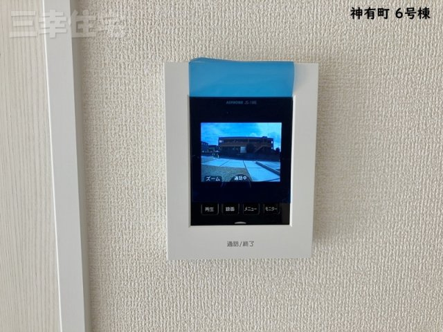 碧南市神有町6号棟のセキュリティ|夜の訪問者もカラーでしっかり確認でき、録画をすることも可能です。ズームアップも可能なため、見にくい時でも安心です。また、訪問者がボタンを押さなくても、いつでも玄関先の様子を映像と音でチェックできます。
