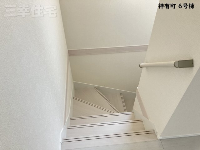 碧南市神有町6号棟の設備|階段やトイレには手すりを設置し、転落の防止や体への負担を軽減します。健康や安全に配慮した安心の住宅です