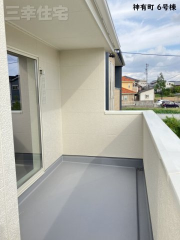 碧南市神有町6号棟のバルコニー|2部屋に面したワイドバルコニー