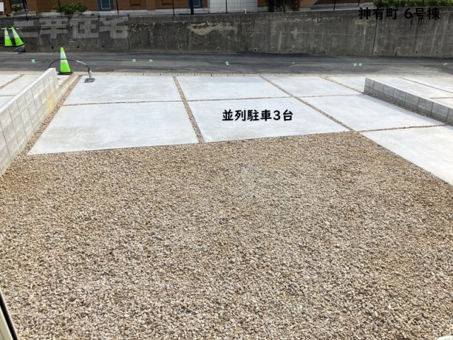 碧南市神有町6号棟の駐車場|並列駐車３台（車種による）